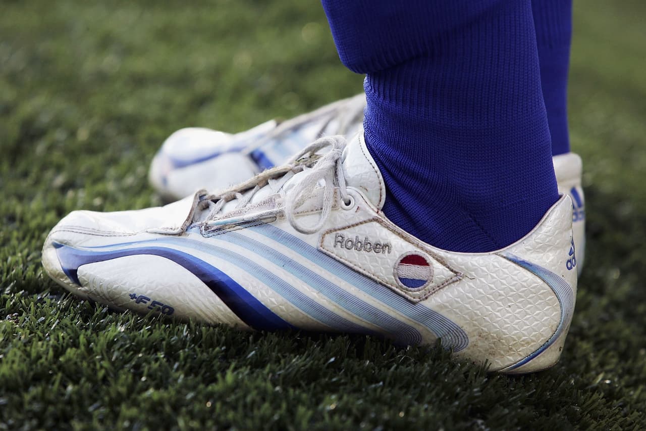 Otro crack que también usó los Adidas F50 fue Arjen Robben, personalizados en sus colores y en la bandera de su país.