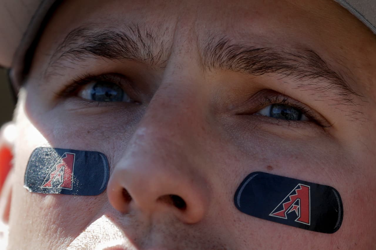 Mientras el primera base de los Arizona Diamondbacks Jake Lamb trata de protegerse, avanza el Spring Training. La Temporada Regular iniciará el 20 de marzo en Tolio, Japón.