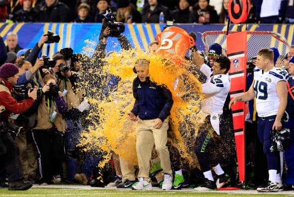 En la NFL los Seattle Seahawks sorprendieron a muchos al llevarse el SuperBowl y no pudo faltar el baño de agua al entrenador Pete Carroll.