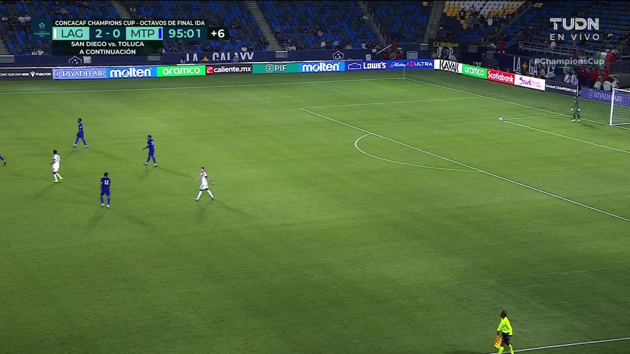 ¡GOL!  anota para LA Galaxy. Gabriel Pec