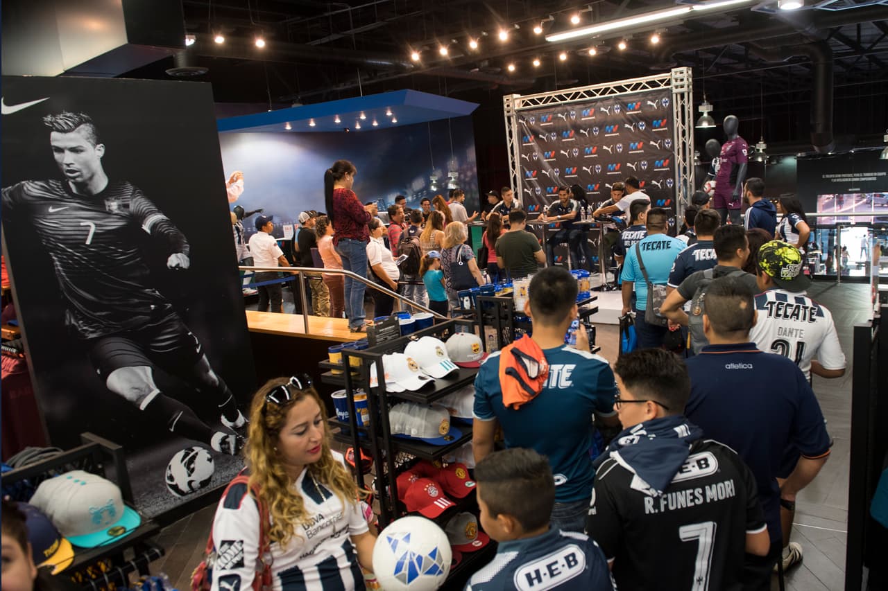 Fueron decenas de aficionados de los Rayados los que cumplieron con la cita y se llevaron un bonito recuerdo con sus ídolos.