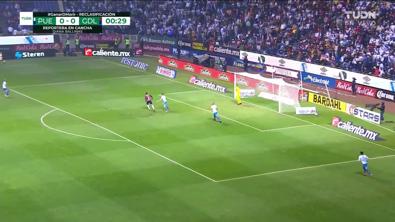 Arranca el partido y la pelota está en juego.