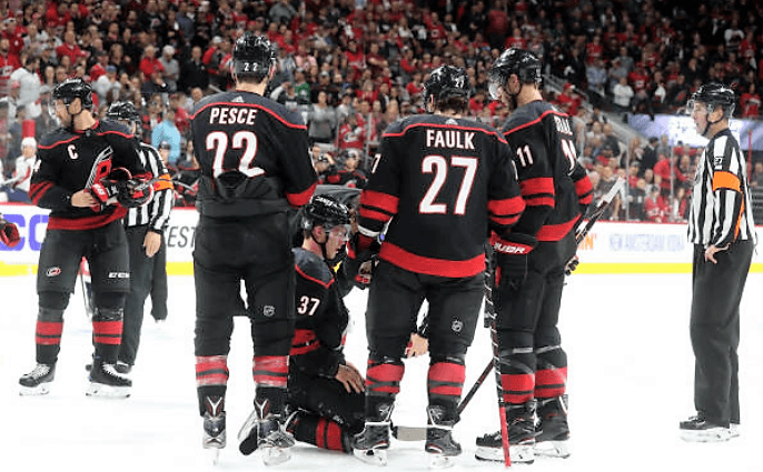 Aquí aparece en la imagen un desorbitado Svechnikov quien luego de poderse incorporar fue llevado a los vestidores, donde fue revisado y se decretó que por una lesión en la parte superior del cuerpo ya no iba a regresar en el partido.