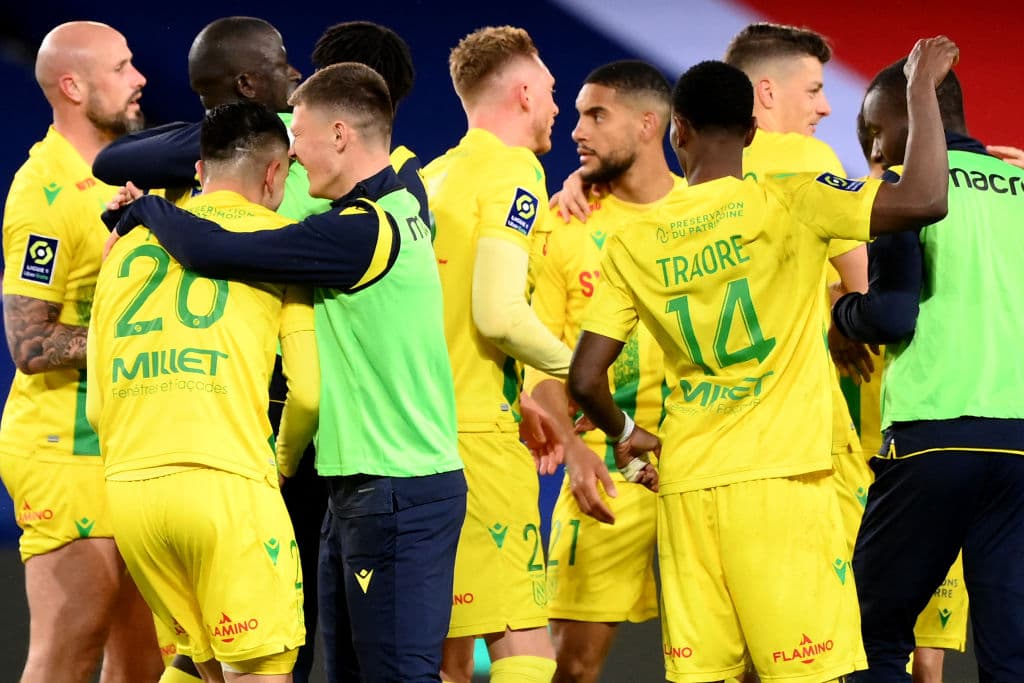 Nantes se lleva la victoria del Parc Des Princes 2-1 ante el Paris Saint-Germain. Los goles de los visitantes corrieron a cargo de Randal Kolo y Moses Simon, mientras que por parte de los parisinos, Julian Draxler hizo el único tanto durante la Jornada 29 de la Ligue 1.