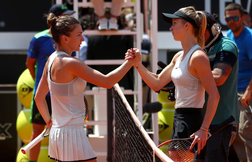 "Cada vez que juego contra Svitolina, la bola llega muy plana y me obliga a agacharme mucho. Ella merecía ganar con toda certeza, ella no falló y yo sí lo hice", dijo Halep tras la final en Roma.
<br>