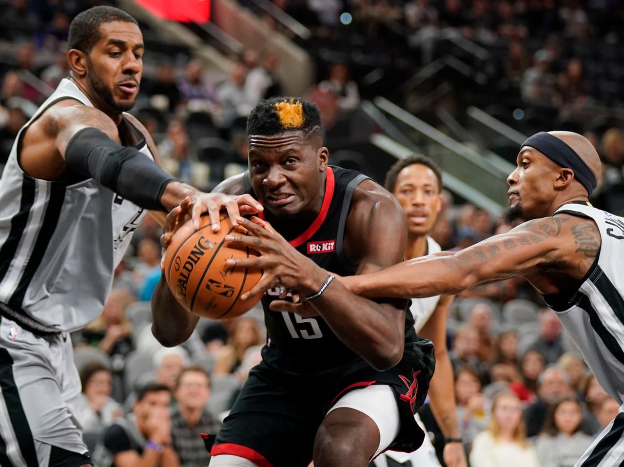 <b>8) Clint Capela (Houston Rockets)</b>. El poste suizo de los Rockets ha sido una revelación en las temporadas recientes. EN 2018-19 captura 11.8 rebotes por juego y suma 365 en total.