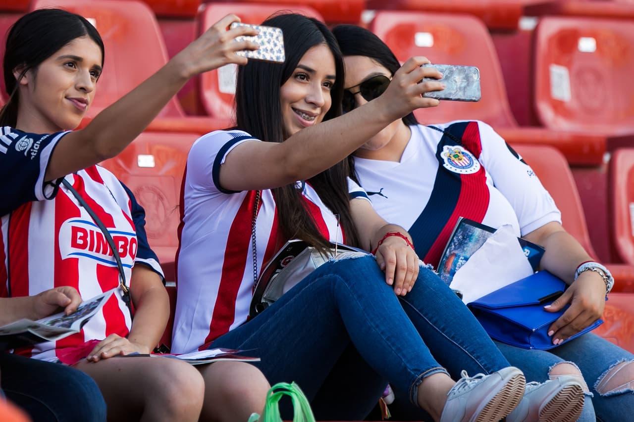 Las aficionadas de Chivas de Guadalajara aguardan el inicio del partido contra Xolos de Tijuana por la jornada 1 del Apertura 2018 de la Liga MX.