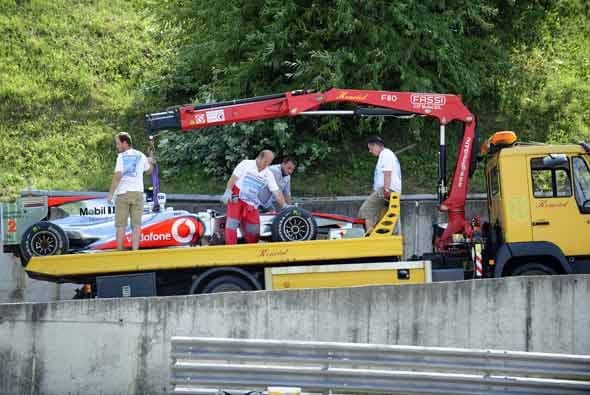 Las chicas se retiraron de la pista y los motores se encendieron para comenzar la carrera.