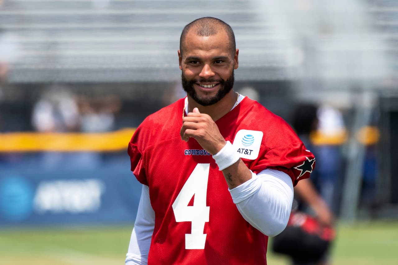 <b>Puesto 4. Dak Prescott (fútbol americano)</b>
<br>
<br>Ganancias totales: 107.5 millones de dólares.
<br>
<br>Ganancias en el deporte: 97.5 millones de dólares.
<br>
<br>Ganancias en patrocinios: 10 millones de dólares.
<br>
<br>El total de ganancias de Prescot es un récord para la NFL. Está ganando unos 10 millones en patrocinios, entre los números más altos para el futbol americano, pero la gran mayoría de sus ingresos proviene de la extensión de contrato que firmó en marzo.
<br>