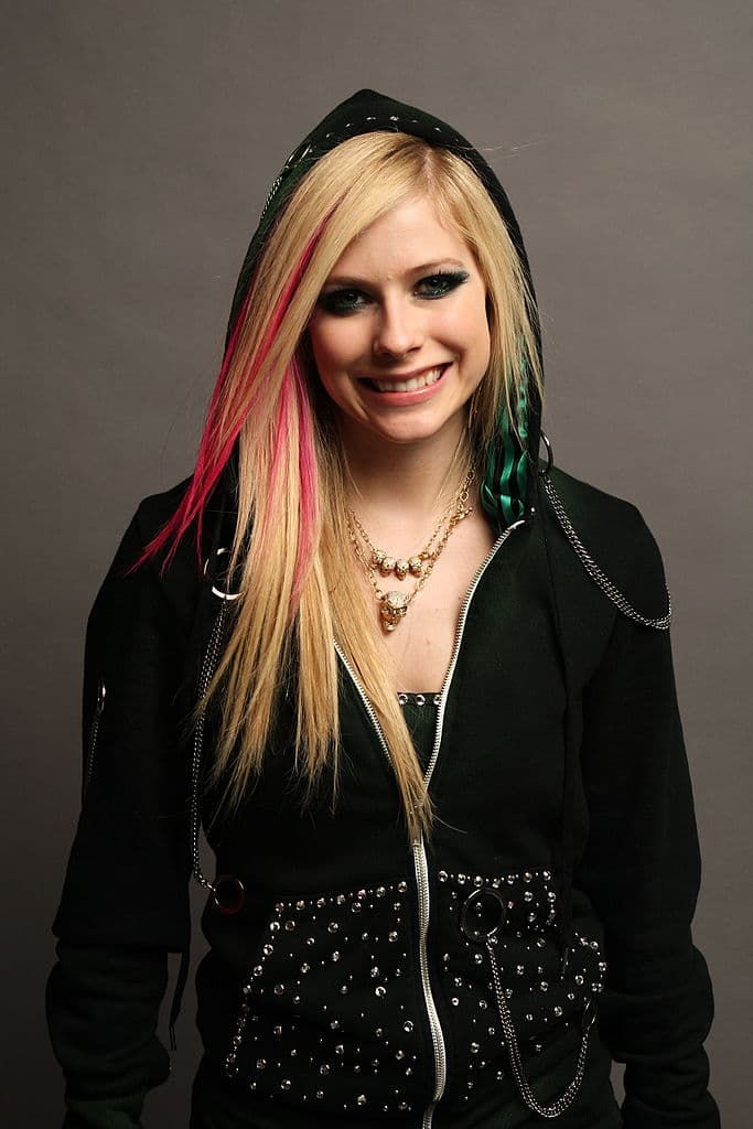El nuevo álbum de Lavigne, que aún no se ha anunciado, seguirá a Head Above Water de 2019.