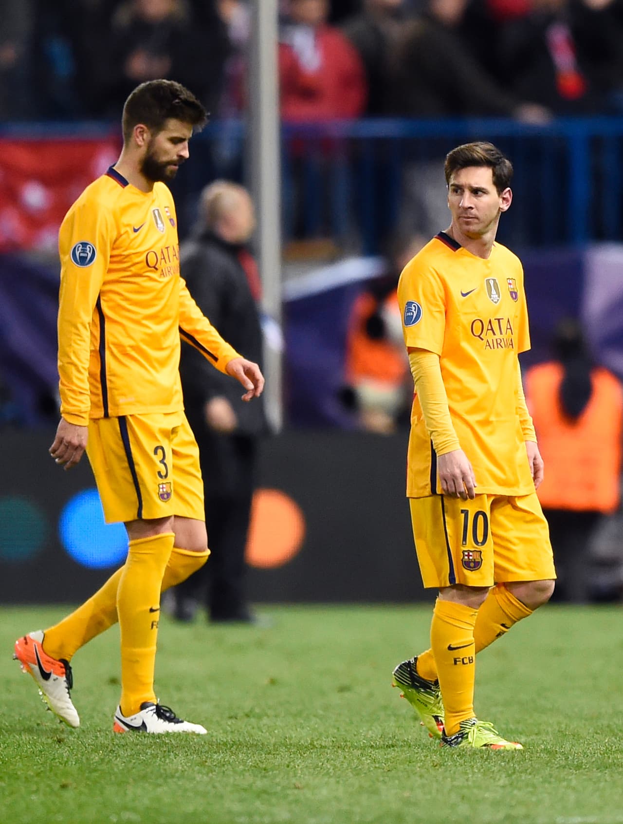 Piqué y Messi cambiaron las tantas sonrisas de otras tardes por la amargura y miradas bajas de la derrota.