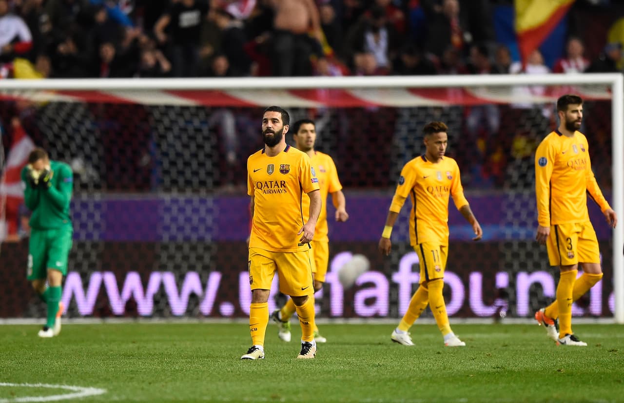 Arda Turan experimentó la caída del cuadro catalán luego de que hace un par de años se encontraba del otro lado celebrando en el vestuario del Atlético.