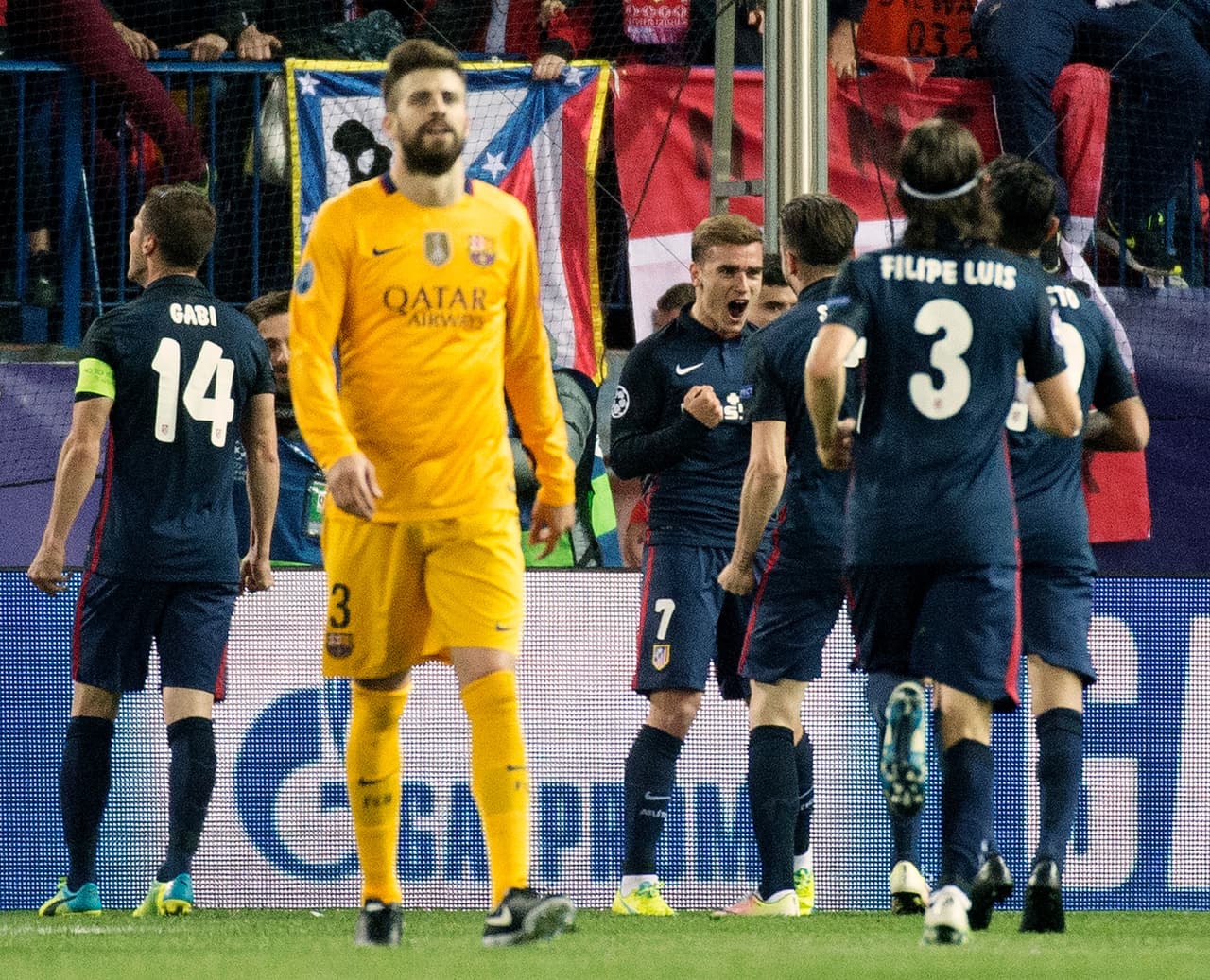 Gerard Piqué muestra la cara de la derrota tras el primer gol de Antoine Griezmann que ponía al Atlético en la siguiente ronda.