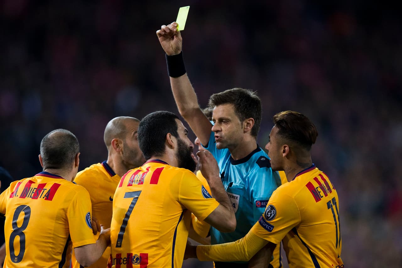 Arda Turan fue amonestado por reclamar airadamente la decisión del colegiado central.