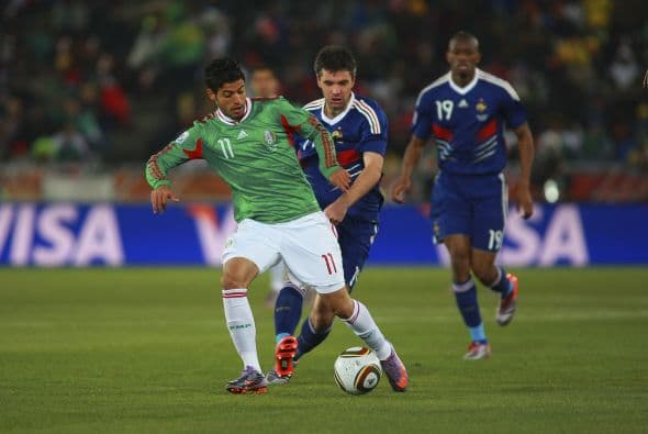 Vela tiene un aporte similar al del “Cepillo” con la Real Sociedad, donde abre espacios y genera la ofensiva de cero en ocasiones, pero con la diferencia que no arriesga el físico al extremo.