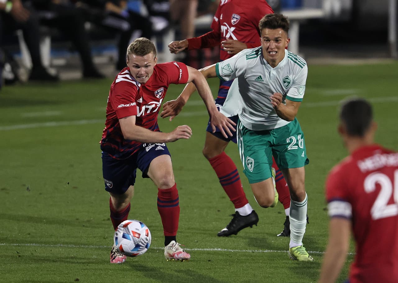 Partido de estreno oficial de uniformes para ambos equipos.