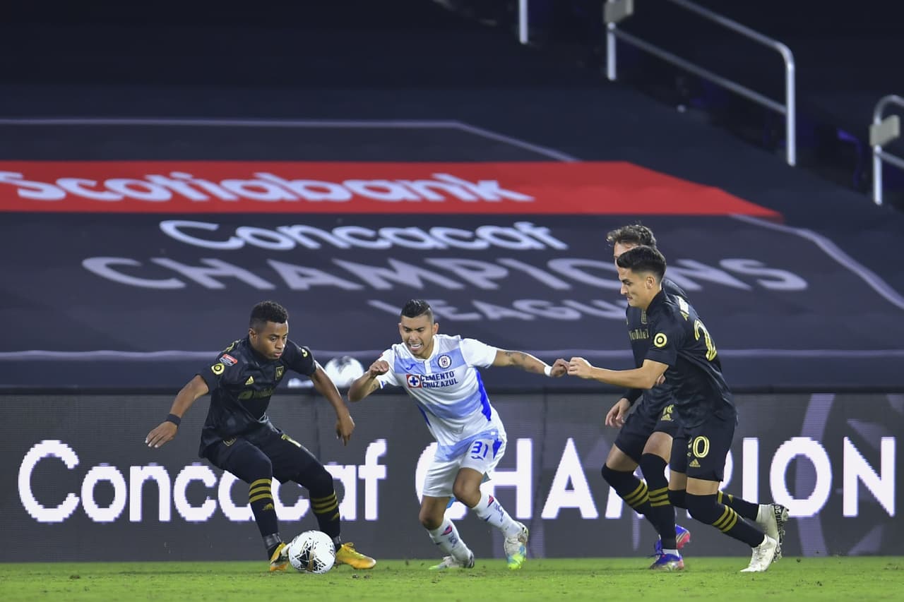 Carlos Vela y Kwadwo Opoku consiguen imponerse al Cruz Azul 2-1 en partido único y avanzan a las semifinales del torneo.