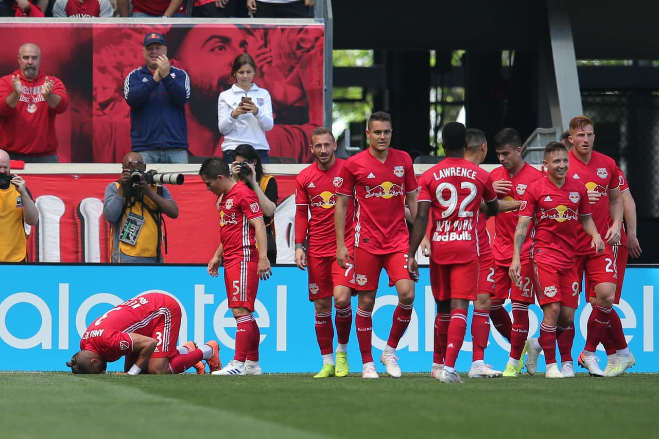 El primer gol de la tarde había sido para los locales, gracias al defensa egipcio Amro Tarek (izquierda) al minuto 15'.