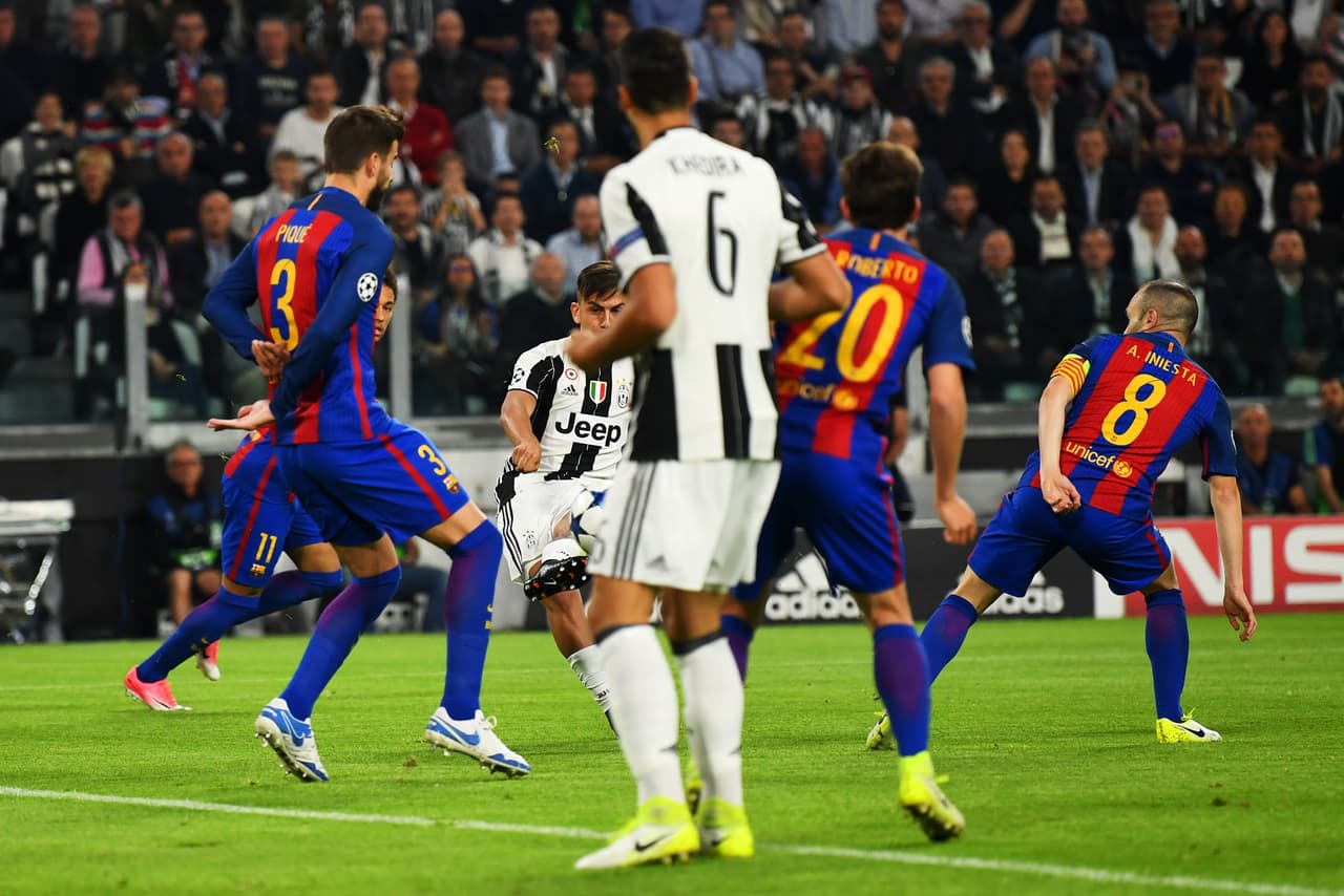 Dybala recibió el pase de Cuadrado y se volteó de inmediato para rematar al palo derecho del arco catalán, tiro que pasó en medio de los defensas.