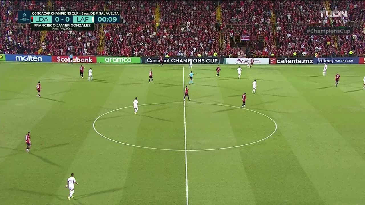 Arranca el partido y la pelota está en juego.