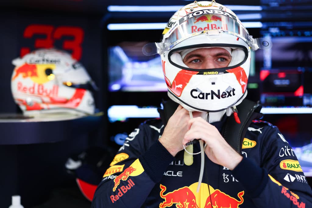 Una carrera demasiado accidentada donde Lewis Hamilton se lleva la victoria en la penúltima carrera del año. Max Verstappen de Red Bull se lleva la segunda posición y Valteri Bottas rebasó a Ocon en los últimos metros, quedando en tercera posición en el Gran Premio de Arabia Saudita; Sergio Pérez quedó fuera de la carrera tras un choque con Leclerc.