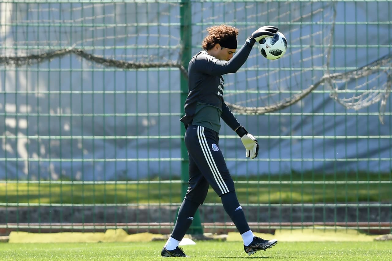 El arquero Guillermo Ochoa, de actuación estelar contra Alemania, entiende que debe mantenerse atento para no perder su lugar como titular.