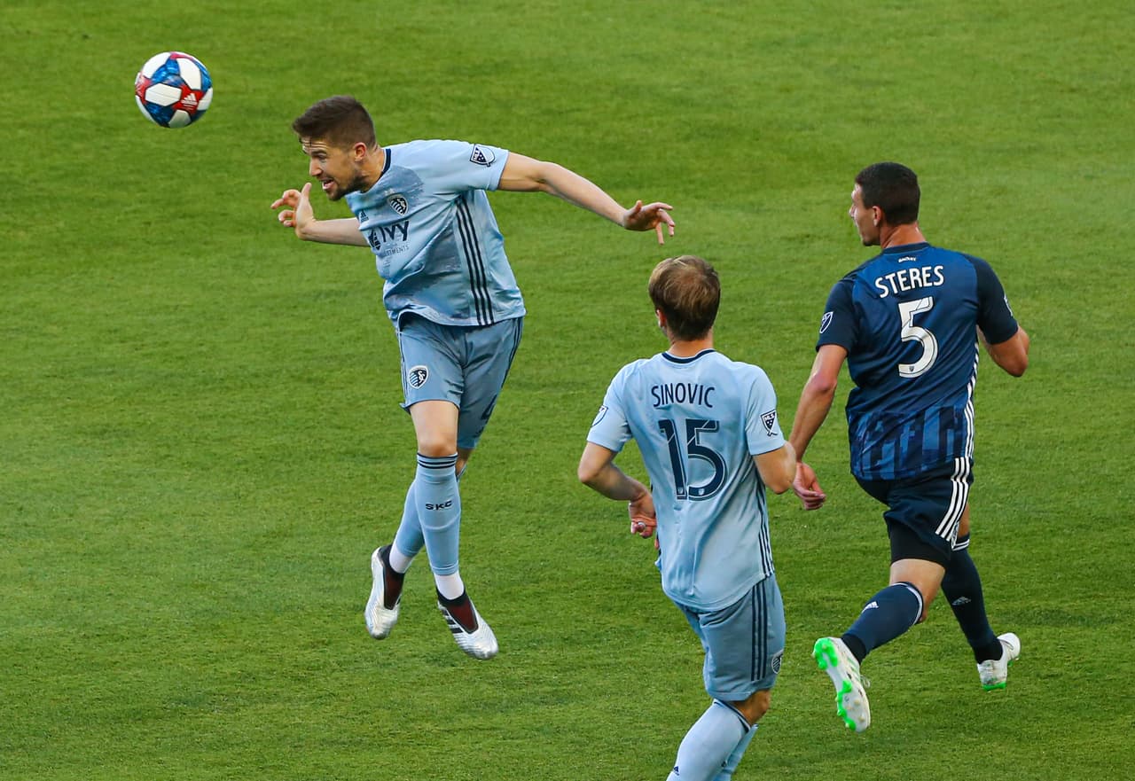 Durante los primeros 45 minutos Kansas City tuvo sus mejores ocasiones de gol, aquí el defensa Andreu Fontas (4) buscaba recentrar una pelota en acciones del primer medio en Children's Mercy Park.