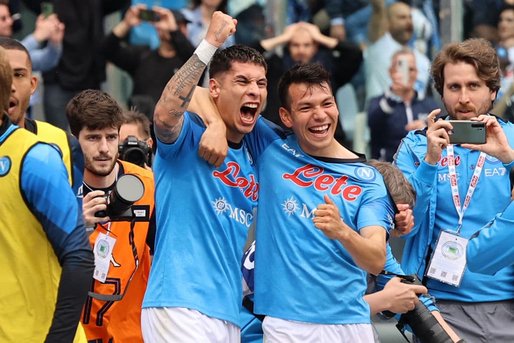 Gobierno de Italia valora adelantar el partido del Napoli de Chucky por festejos