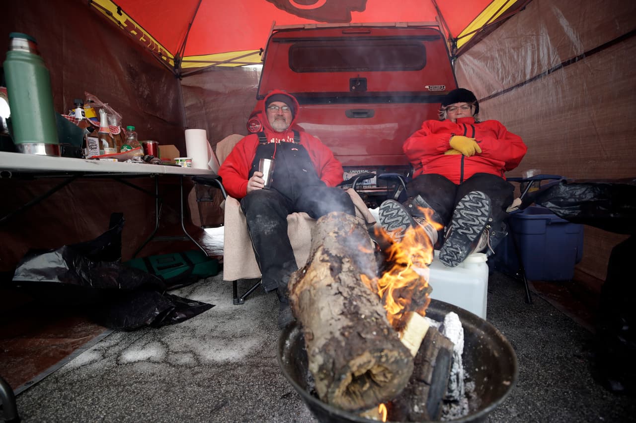 En las afueras de Arrowhead Stadium se reunieron los fanáticos de los Chiefs para entrar en calor antes de la Final de la AFC.