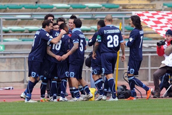 El uruguayo Cavanni puso cifras definitivas para el 2-0.