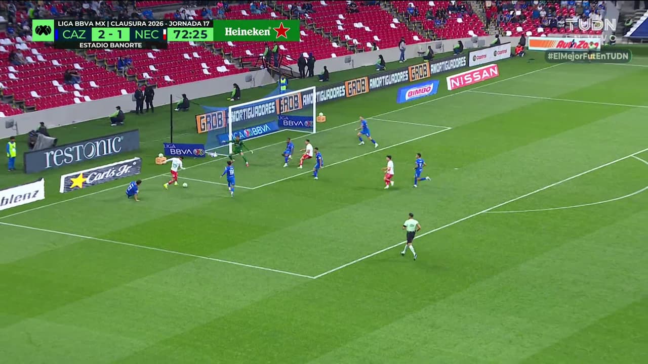 ¡CERCA! Javier Ruiz disparó que se estrella en el poste.