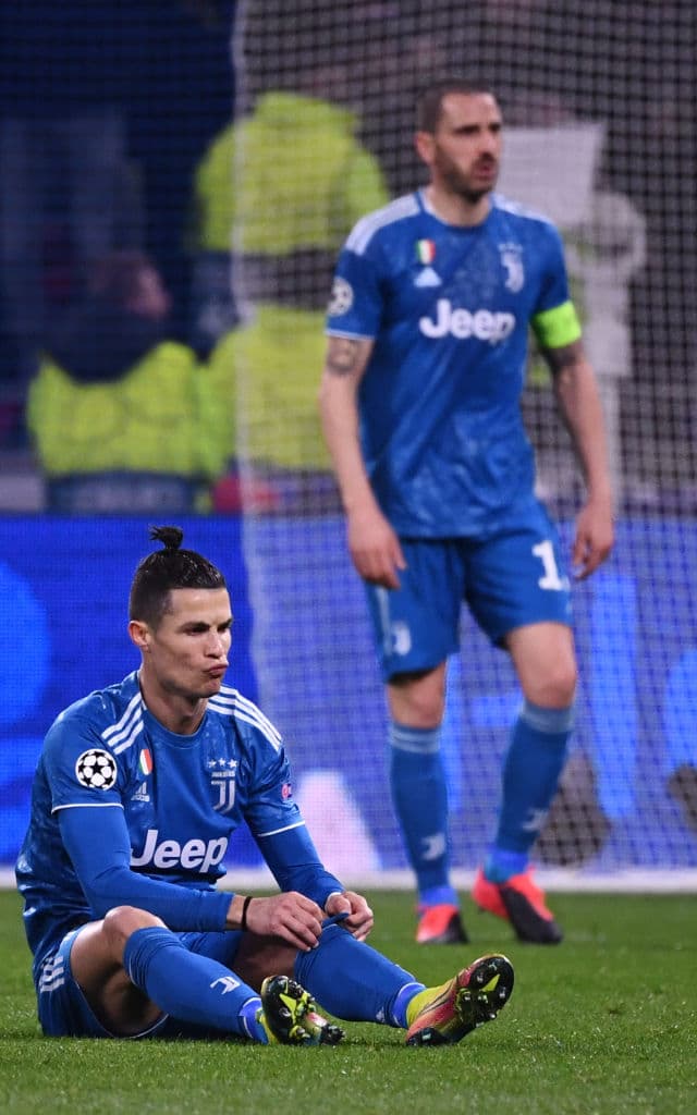 Cristiano Ronaldo pide penal en el área, tras sentir un contacto, pero el árbitro no le concede el cobro desde los 11 pasos.