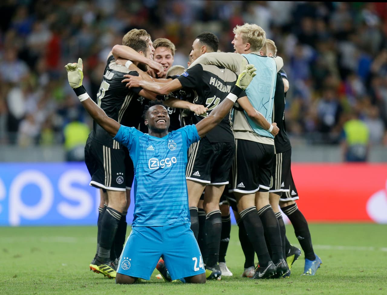 Luego de mantener su arco en ceroy la serie 3-1, Andre Onana celebró la clasificación de Ajax de Amsterdam a la fase de grupos de la Champions League.