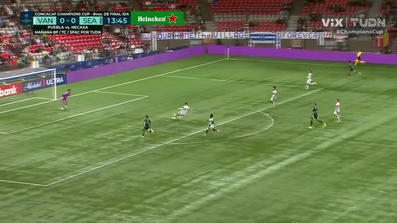 Yohei Takaoka le dice que no a Paul Arriola, le niega gol a Seattle