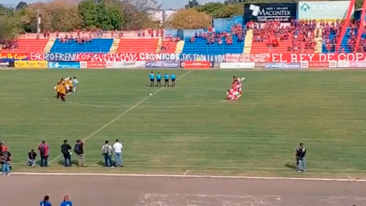 Juego salvadoreño dedica minuto de silencio por disturbios en Querétaro
