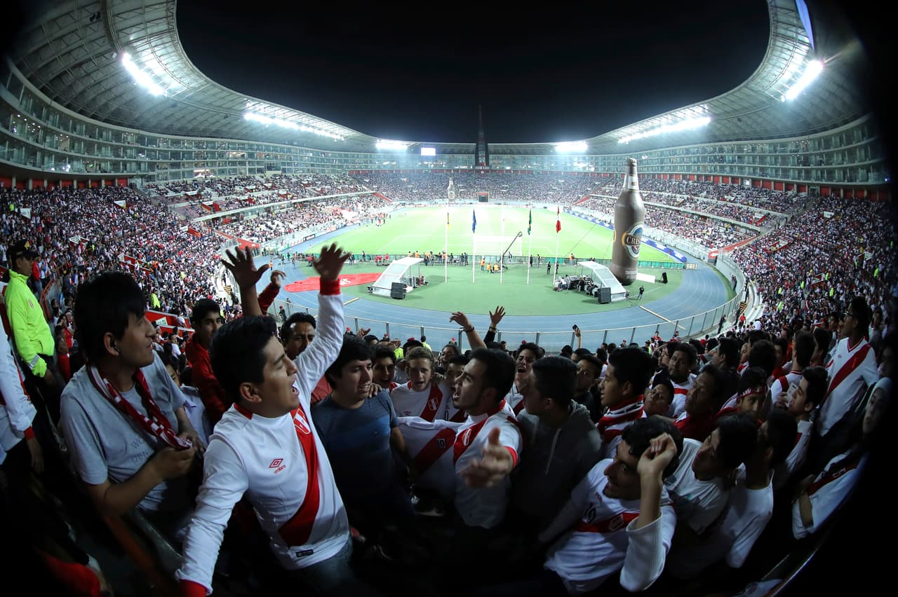 El Estadio Nacional de Lima luce pletórico.