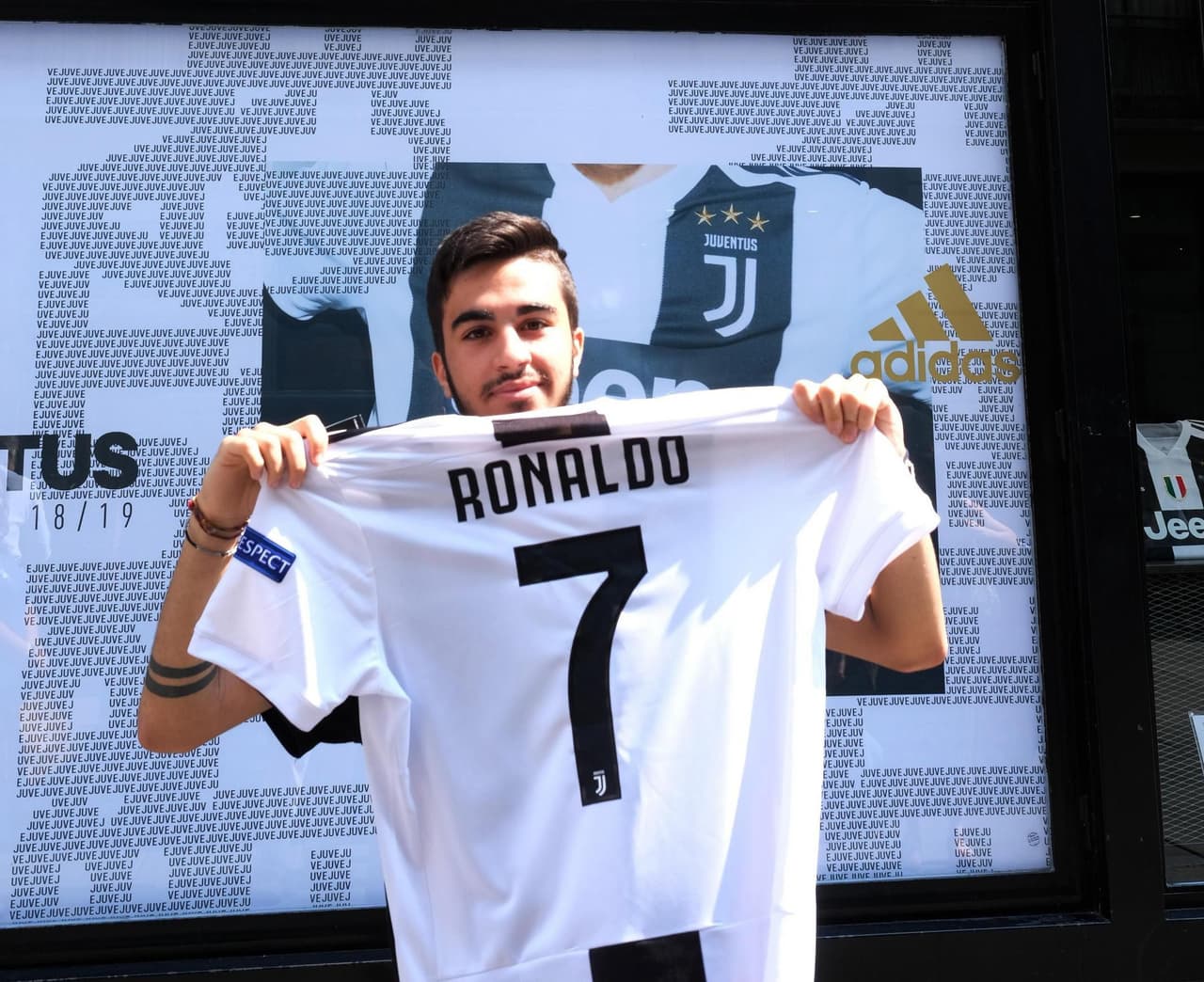 Aficionado de la Juventus muestra la jersey de Cristiano Ronaldo, con el número 7.