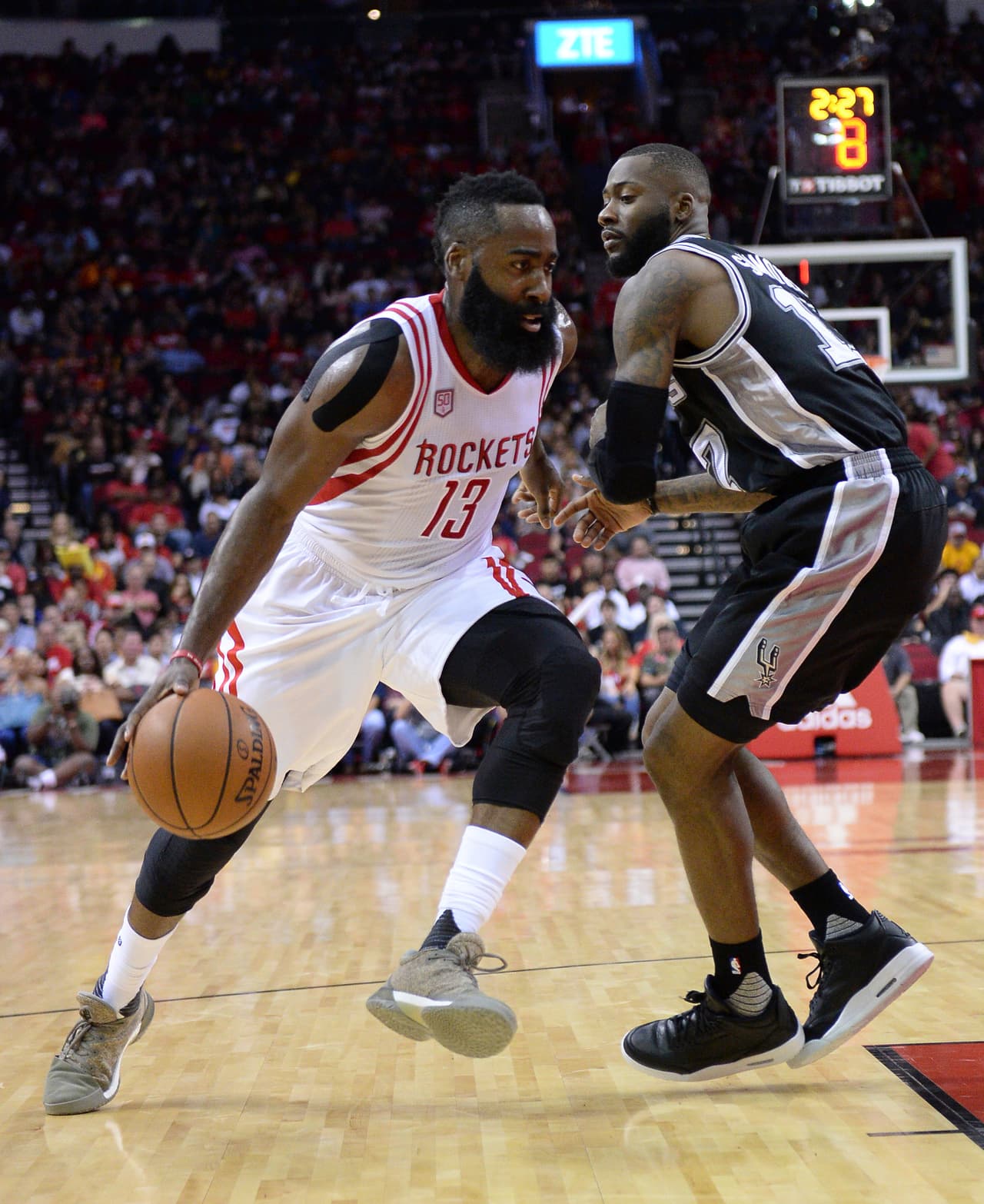 Harden anotó 25 puntos, 13 asistencias y 11 rebotes, aunque perdió 7 balones que incidieron en la caída de su equipo.