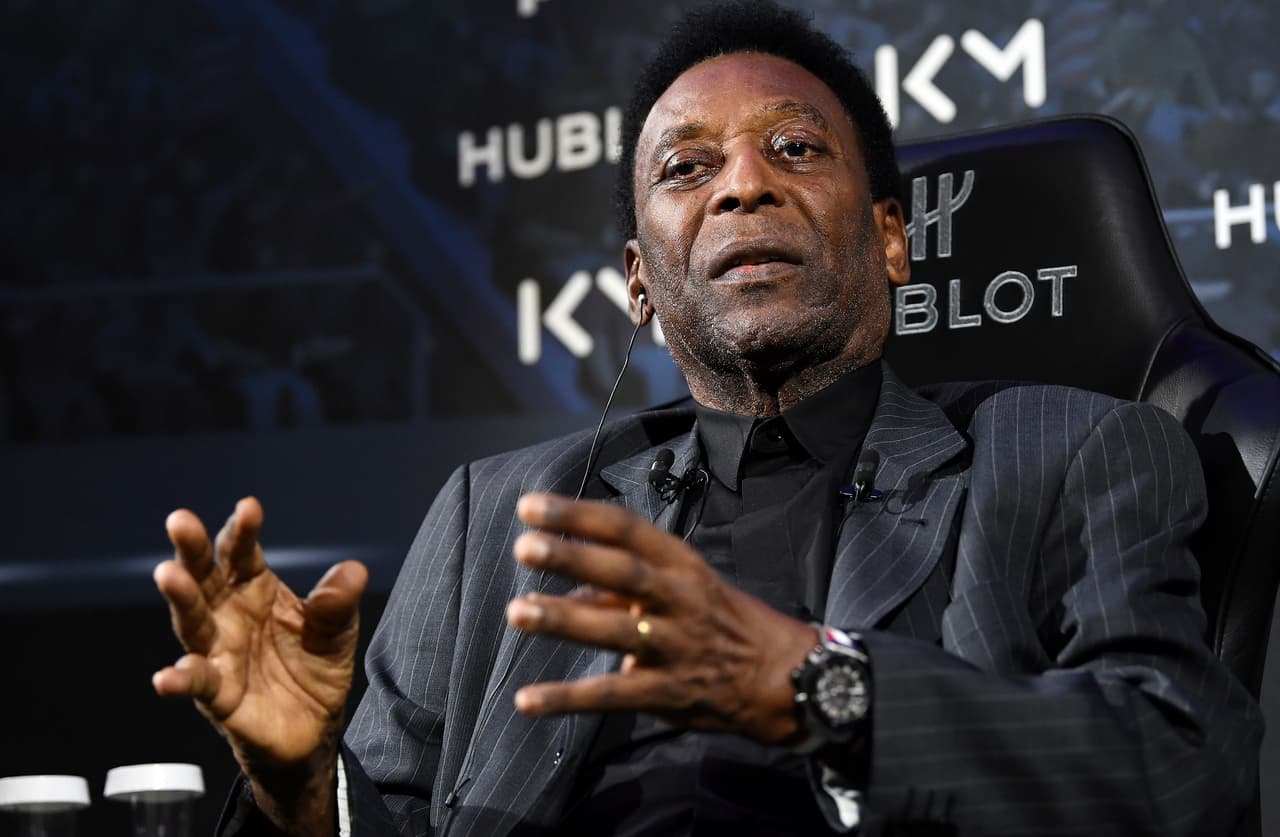 Pelé cumple años y la élite del futbol brasileño lo felicita