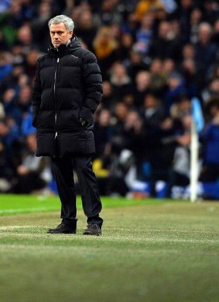 Mourninho buscaba soluciones en el campo para el partido.