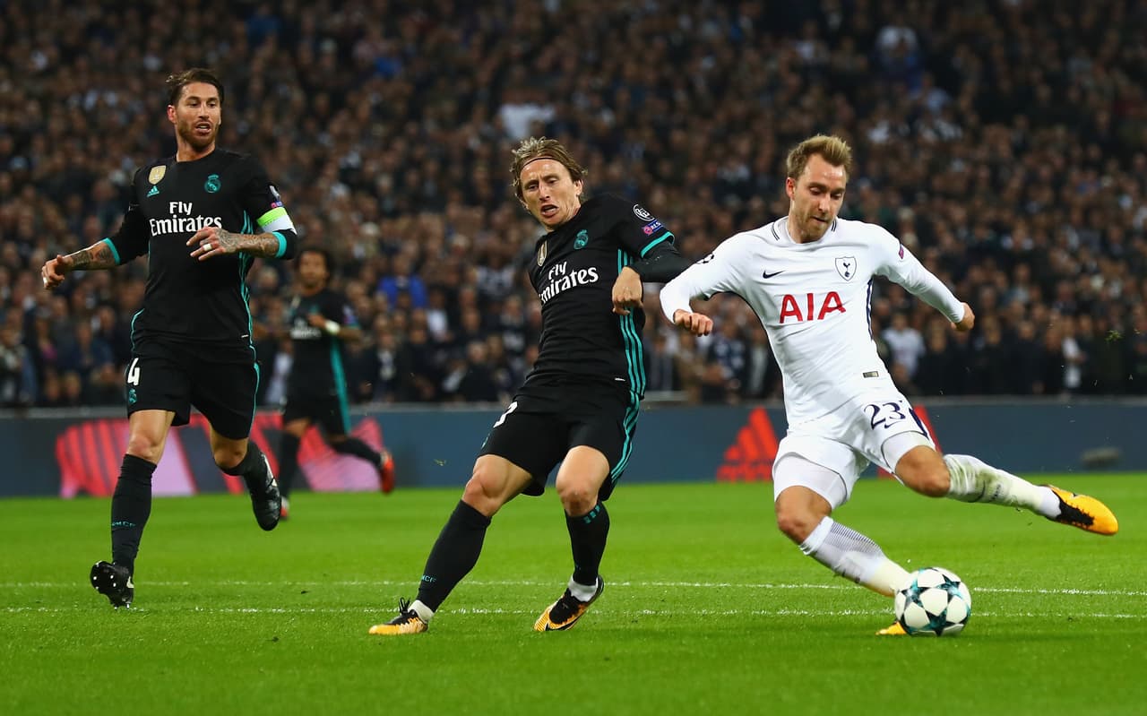 Minutos después, en otro contragolpe, Kane logró habilitar a Christian Eriksen quien controló en carrera y de pierna izquierda la mandó al fondo ante la salida de Casilla.