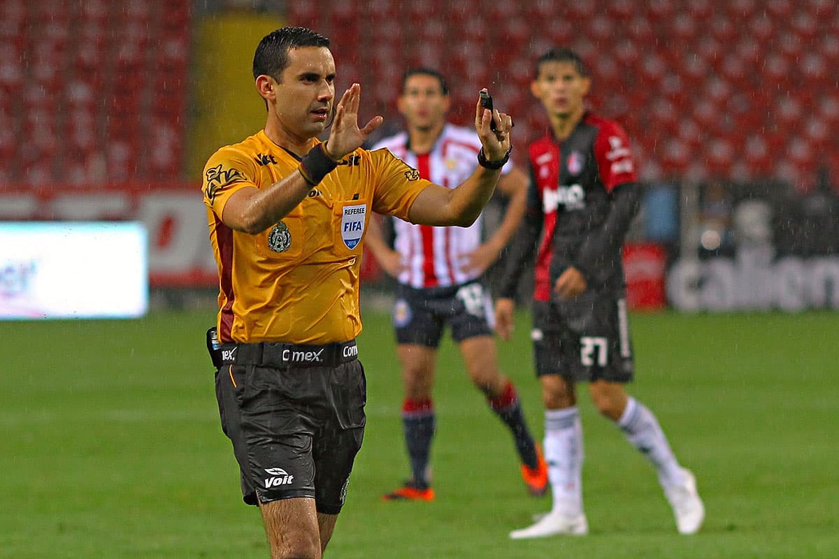 El árbitro César Arturo Ramos interrumpió el juego a los 12 minutos del primer tiempo por una falla temporal en la iluminación del Estadio Jalisco. Las acciones se reanudaron poco después.