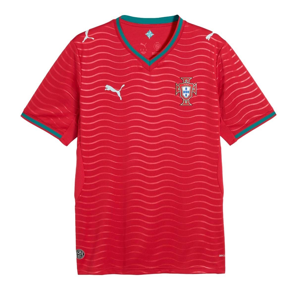 También de otras marcas como Pumas han ido saltando poco a poco las camisetas del Mundial. Aquí tenemos la de Portugal.