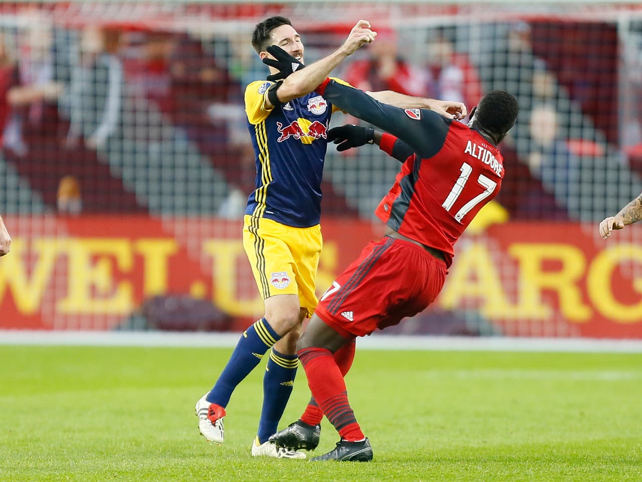 El cruce entre Sacha Kljestan y Jozy Altidore, entre las polémicas del año.