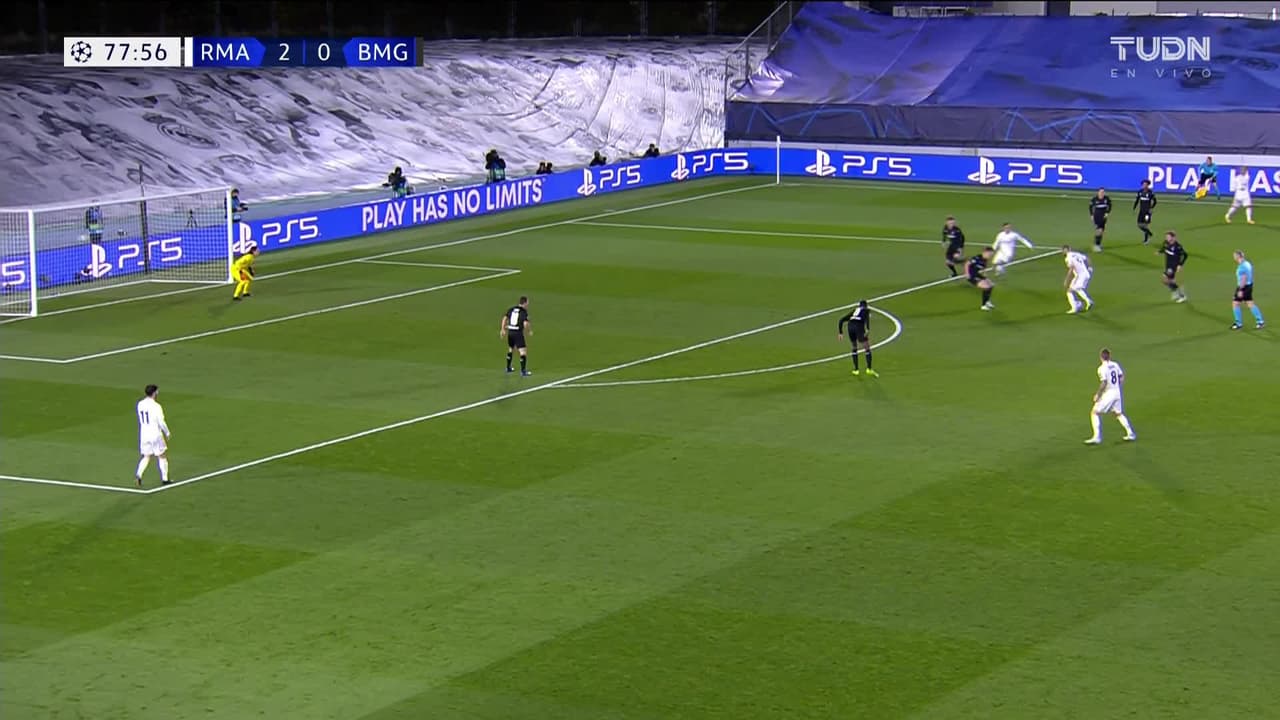 ¡CERCA! Lucas Vázquez Iglesias disparó que se estrella en el poste.