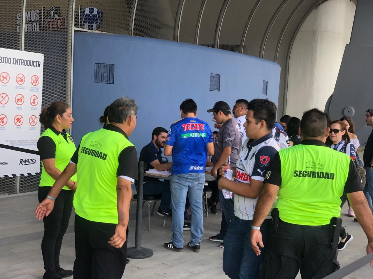 Comienza a anochecer en la sultana del norte y la gente empieza a llegar al gigante de acero.