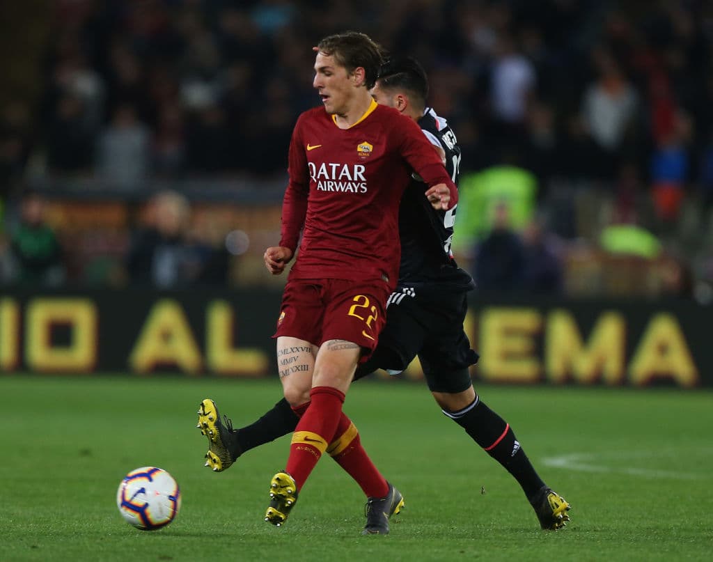 El juvenil italiano Nicolo Zaniolo de la AS Roma se ve en el Tottenham, equipo que prepara una oferta de 50 millones de euros más Alderwerield o Moussa Sissoko para fichar a Zaniolo, según la
<i>Gazzetta dello Sport</i>.