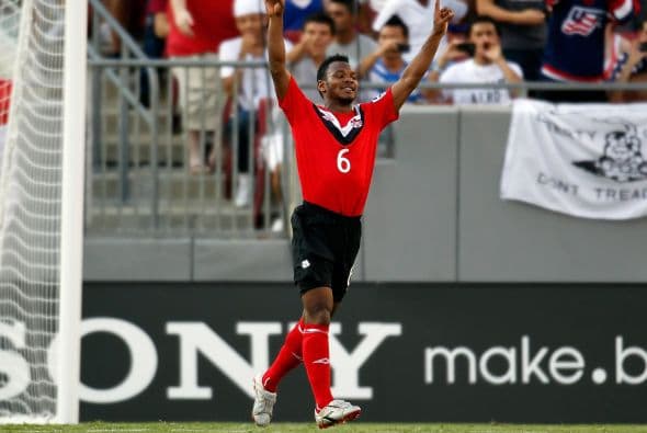 Julian De Guzman celebró el gol que cayó desde los conce pasos.