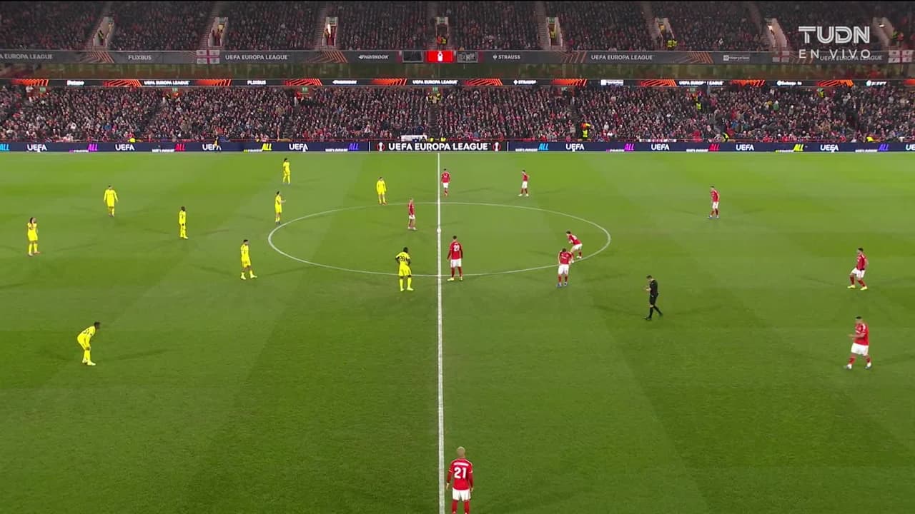 Arranca el partido y la pelota está en juego.
