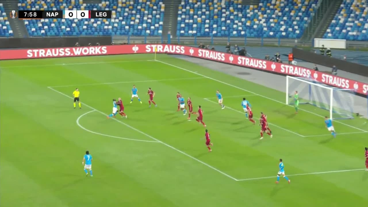 ¡TIRO ATAJADO! disparo por Hirving Lozano.